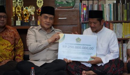 Wakil Menteri Agama Romo Syafi'i kepada pengasuh pesantren Al Adalah, Tegal, M. Tasrifin Salim, Senin (16/2/2026). (Jennus)