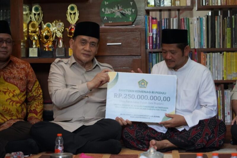 Wakil Menteri Agama Romo Syafi'i menyerahkan bantuan senilai total Rp350 juta kepada pengasuh pesantren Al Adalah, Tegal, M. Tasrifin Salim, Senin (16/2/2026). (Jennus)
