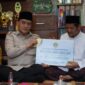 Wakil Menteri Agama Romo Syafi'i menyerahkan bantuan senilai total Rp350 juta kepada pengasuh pesantren Al Adalah, Tegal, M. Tasrifin Salim, Senin (16/2/2026). (Jennus)