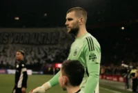 Kiper tim nasional Indonesia Maarten Paes menjaga gawang Ajax Amsterdam pada pertandingan lanjutan Liga Belanda 2025/26 menghadapi NEC Nijmegen di Stadion Johan Cruyff Arena, Amsterdam, Sabtu (21/2/2026) waktu setempat. (X/AFCAjax)