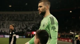 Kiper tim nasional Indonesia Maarten Paes menjaga gawang Ajax Amsterdam pada pertandingan lanjutan Liga Belanda 2025/26 menghadapi NEC Nijmegen di Stadion Johan Cruyff Arena, Amsterdam, Sabtu (21/2/2026) waktu setempat. (X/AFCAjax)