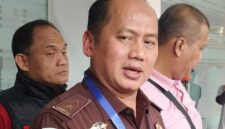 Kepala Pusat Penerangan Hukum Kejaksaan Agung Anang Supriatna memberi keterangan pers di Kantor Kejagung Jakarta. (Jennus)