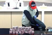 Petugas Komisi Pemberantasan Korupsi memperlihatkan barang bukti kasus dugaan korupsi terkait penerimaan atau janji dalam pengurusan sengketa lahan di lingkungan Pengadilan Negeri Depok, Jawa Barat, di Gedung Merah Putih KPK, Jakarta, Jumat (6/2/2026). (KPK)