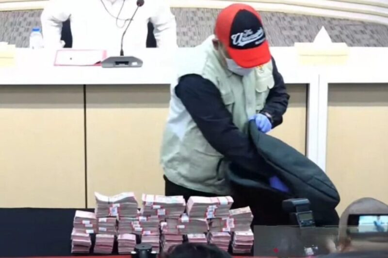 Petugas Komisi Pemberantasan Korupsi memperlihatkan barang bukti kasus dugaan korupsi terkait penerimaan atau janji dalam pengurusan sengketa lahan di lingkungan Pengadilan Negeri Depok, Jawa Barat, di Gedung Merah Putih KPK, Jakarta, Jumat (6/2/2026). (KPK)