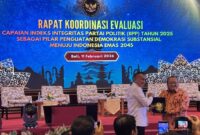 Wakil Menteri Koordinator Polkam Lodewijk Freidrich Paulus menyerahkan penghargaan IIIP 2025 kepada Partai Ku eadilan Sejahtera (PKS) di Kabupaten Badung, Bali, Rabu (9/3/2026). (Jennus)
