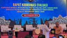 Wakil Menteri Koordinator Polkam Lodewijk Freidrich Paulus menyerahkan penghargaan IIIP 2025 kepada Partai Ku eadilan Sejahtera (PKS) di Kabupaten Badung, Bali, Rabu (9/3/2026). (Jennus)