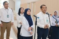 Direktur Layanan Operasional RSCM, Astuti Giantini (kiri) dan Direktur Medik dan Keperawatan RSCM, Renan Sukmawan saat memberikan keterangan pers di RSCM pada Kamis (12/2/2026). (Jennus)