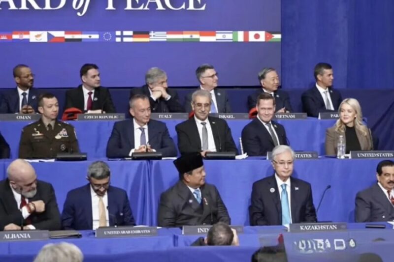 Presiden Prabowo Subianto (barisan depan, tengah) menghadiri Konferensi Tingkat Tinggi (KTT) Dewan Perdamaian (Board of Peace/BoP) Gaza di Donald J. Trump Institute of Peace, Washington DC, Amerika Serikat, Kamis (19/2/2026). (BPMI Sekretariat Presiden)