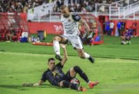 Pesepak Bola Persija Jakarta Gustavo Almeida Dos Santos (atas) berebut bola dengan pesepak bola Malut United Lucas Cardoso Soares (bawah) pada pertandingan BRI Super League 2025/2026 di Stadion Gelora Kie Raha Ternate, Maluku Utara, Selasa (24/2/2026). (Antara Foto)