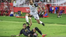 Pesepak Bola Persija Jakarta Gustavo Almeida Dos Santos (atas) berebut bola dengan pesepak bola Malut United Lucas Cardoso Soares (bawah) pada pertandingan BRI Super League 2025/2026 di Stadion Gelora Kie Raha Ternate, Maluku Utara, Selasa (24/2/2026). (Antara Foto)