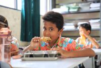 Siswa SDN Wanasari 02 Kecamatan Cibitung, tengah menyantap makan siang program Makan Bergizi Gratis (MBG).