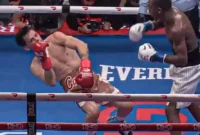 Dominasi Bruse Carrington mencapai puncaknya di ronde kesembilan ketika kombinasi kanan-kiri-kanan yang telak membuat Carlos Castro terkapar di atas kanvas. (X @ESPNRingside)