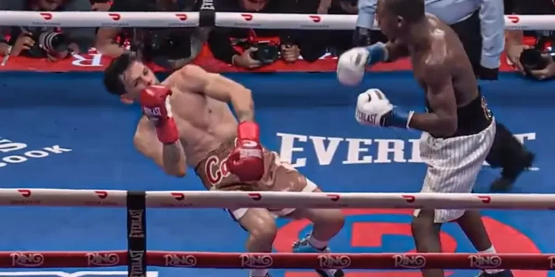 Dominasi Bruse Carrington mencapai puncaknya di ronde kesembilan ketika kombinasi kanan-kiri-kanan yang telak membuat Carlos Castro terkapar di atas kanvas. (X @ESPNRingside)