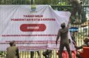 Satpol PP Kota Bandung tengah menyegel Kebun Binatang Bandung. 