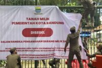 Satpol PP Kota Bandung tengah menyegel Kebun Binatang Bandung. 