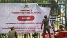 Satpol PP Kota Bandung tengah menyegel Kebun Binatang Bandung. 