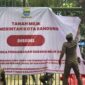 Satpol PP Kota Bandung tengah menyegel Kebun Binatang Bandung. 