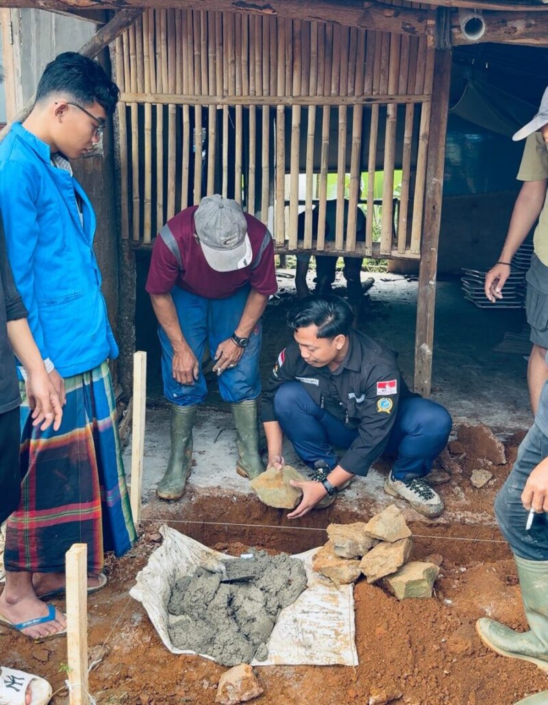 Peletakan Batu Pertama Pembangunan Taman Baca Masyarakat Dan Renovasi Majlis Ta'lim BEM Banten Bersatu. Hunian Sementara Lebak Gedong, Kampung Cigobang.