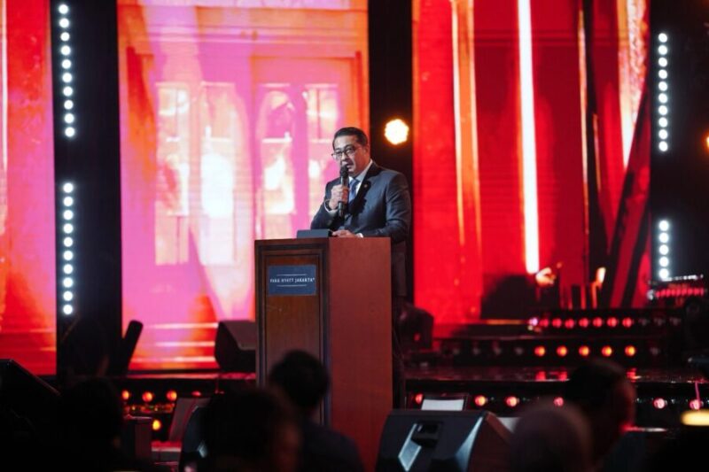  Menteri Ekonomi Kreatif, Teuku Riefky Harsya, memberi sambutan dalam perayaan The Authentic Decade MSGLOW 10th Anniversary yang digelar di The Glasshouse, Park Hyatt Hotel, Jakarta, Minggu (8/2/2026).