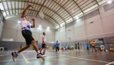 Turnamen bulu tangkis lintas instansi Rektor Cup 2026 di GOR UMY, Selasa (10/2/2026), diikuti 16 tim dari berbagai lembaga di Daerah Istimewa Yogyakarta (DIY). (Humas UMY)