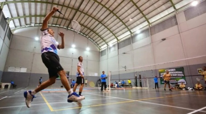 Turnamen bulu tangkis lintas instansi Rektor Cup 2026 di GOR UMY, Selasa (10/2/2026), diikuti 16 tim dari berbagai lembaga di Daerah Istimewa Yogyakarta (DIY). (Humas UMY)