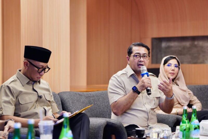 Menteri Ekonomi Kreatif, Teuku Riefky Harsya, melaksanakan kegiatan Bincang Ekraf bersama 24 pegiat dari berbagai subsektor di El’s Coffee Roastery, Bandar Lampung, Minggu (15/2/2026)