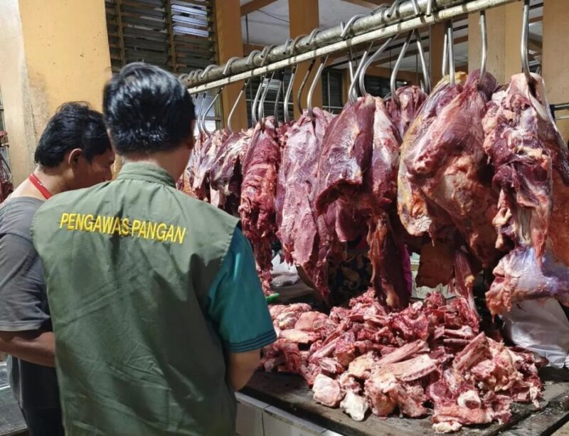 Dinas Pertanian dan Pangan Yogyakarta melakukan pengawasan mutu dan keamanan bahan pangan yang beredar di pasar tradisional maupun ritel modern selama bulan Ramadan. (Humas Pemkot)