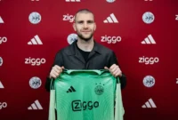 Kiper timnas Indonesia, Maarten Paes, bersiap menjalani debutnya bersama Ajax Amsterdam pada pekan ke-24 Eredivisie, Minggu (22/2/2026). (Ajax.nl)
