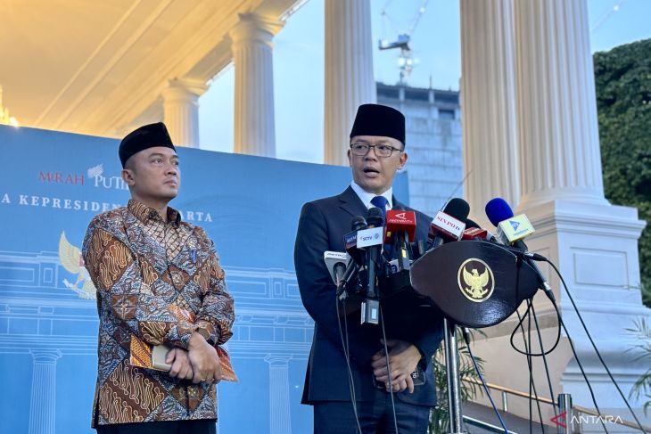 Menteri Luar Negeri Sugiono memberi keterangan kepada wartawan di Istana Negara, Selasa (3/2/2026). (Setneg)