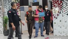 Petugas pada Kejaksaan Agung menggiring tersangka dalam kasus dugaan tindak pidana korupsi penyimpangan dalam kegiatan ekspor crude palm oil (CPO) dan produk turunannya tahun 2022–2024 di Gedung Jampidsus Kejaksaan Agung, Jakarta, Selasa (10/2/2026). (KM)