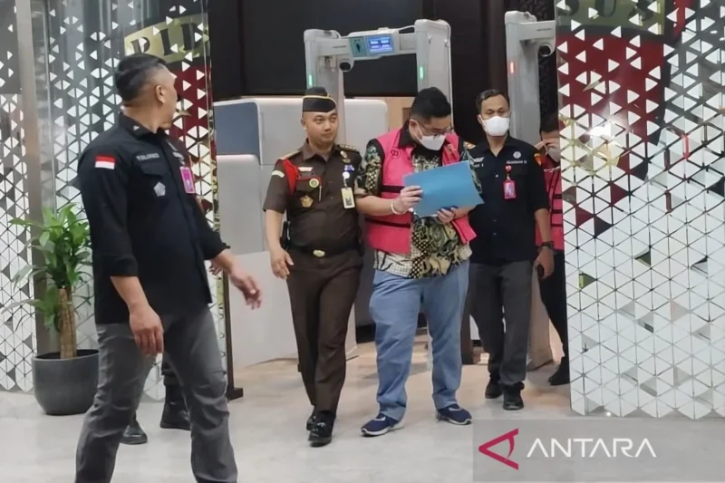 Petugas pada Kejaksaan Agung menggiring tersangka dalam kasus dugaan tindak pidana korupsi penyimpangan dalam kegiatan ekspor crude palm oil (CPO) dan produk turunannya tahun 2022–2024 di Gedung Jampidsus Kejaksaan Agung, Jakarta, Selasa (10/2/2026). (KM)