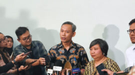 Ketua Komnas HAM Anis Hidayah dan Komisioner Mediasi Komnas HAM Pramono Ubaid Tanthowi usai meminta keterangan dari RSCM terkait kondisi medis Wakil Koordinator  dan Korban KontraS, Andrie Yunus, di RSCM Kiara, Kamis (23/3/2026). (Jennus)