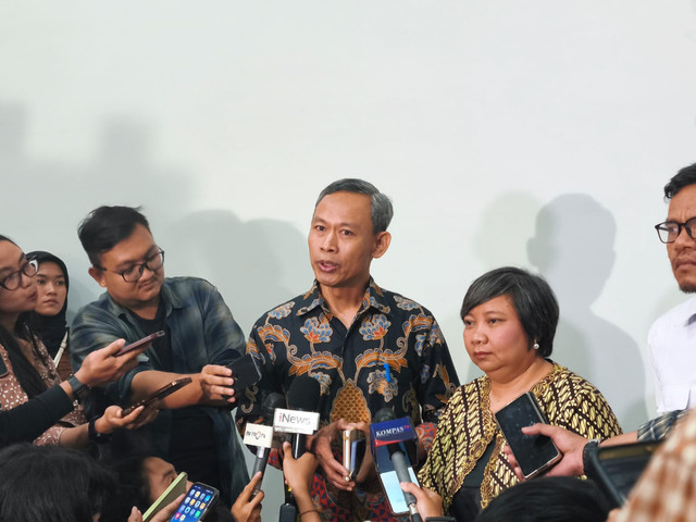 Ketua Komnas HAM Anis Hidayah dan Komisioner Mediasi Komnas HAM Pramono Ubaid Tanthowi usai meminta keterangan dari RSCM terkait kondisi medis Wakil Koordinator  dan Korban KontraS, Andrie Yunus, di RSCM Kiara, Kamis (23/3/2026). (Jennus)