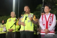 Kepala Korlantas Polri Agus Suryonugroho memberi keterangan di Rest Area KM 57 A Tol Jakarta–Cikampek, Jawa Barat, Senin (16/3/2026) malam. (Jennus)