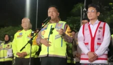 Kepala Korlantas Polri Agus Suryonugroho memberi keterangan di Rest Area KM 57 A Tol Jakarta–Cikampek, Jawa Barat, Senin (16/3/2026) malam. (Jennus)