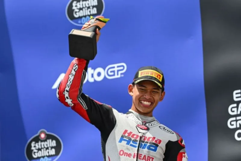 Pebalap Indonesia, Veda Ega Pratama, finis di posisi ketiga Grand Prix Moto3 Brasil 2026 di Sirkuit Ayrton Senna, Minggu (22/3/2026). (MotoGP)