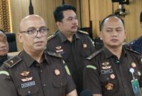 Direktur Penyidikan pada Jaksa Agung Muda Tindak Pidana Khusus (Jampidsus) Syarief Sulaeman Nahdi didampingi Kapuspenkum Anang Supriatna memberikan keterangan pers di Kejagung, Senin (2/3/2026). (Jennus)