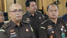Direktur Penyidikan pada Jaksa Agung Muda Tindak Pidana Khusus (Jampidsus) Syarief Sulaeman Nahdi didampingi Kapuspenkum Anang Supriatna memberikan keterangan pers di Kejagung, Senin (2/3/2026). (Jennus)