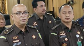Direktur Penyidikan pada Jaksa Agung Muda Tindak Pidana Khusus (Jampidsus) Syarief Sulaeman Nahdi didampingi Kapuspenkum Anang Supriatna memberikan keterangan pers di Kejagung, Senin (2/3/2026). (Jennus)
