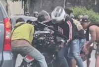 Kepolisian menyelidiki kecelakaan yang terjadi di simpang empat Mlangsen, Desa Palihan, Kecamatan Temon, Kabupaten Kulon Progo, DIY, Minggu (1/3)2026). (Wawan)