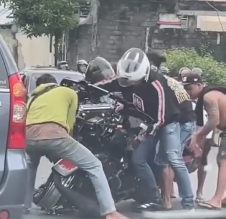 Kepolisian menyelidiki kecelakaan yang terjadi di simpang empat Mlangsen, Desa Palihan, Kecamatan Temon, Kabupaten Kulon Progo, DIY, Minggu (1/3)2026). (Wawan)