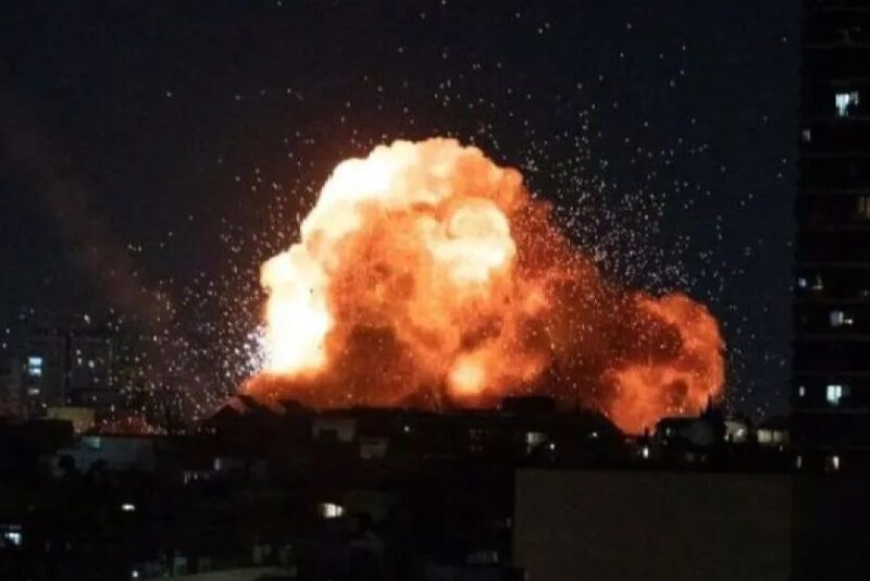 Ledakan akibat serangan rudal Iran ke Tel Aviv, Israel (28/2/2026). (Xinhua/Chen Junqing)