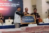 Direktorat Tindak Pidana Siber Bareskrim Polri menyerahkan uang senilai Rp58,1 miliar hasil eksekusi aset perkara judi online kepada Kejaksaan Agung di Gedung Bareskrim Polri Jakarta, Kamis (5/3/2026). (Jennus)