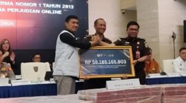Direktorat Tindak Pidana Siber Bareskrim Polri menyerahkan uang senilai Rp58,1 miliar hasil eksekusi aset perkara judi online kepada Kejaksaan Agung di Gedung Bareskrim Polri Jakarta, Kamis (5/3/2026). (Jennus)