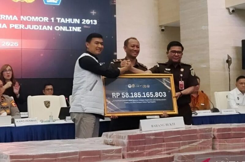 Direktorat Tindak Pidana Siber Bareskrim Polri menyerahkan uang senilai Rp58,1 miliar hasil eksekusi aset perkara judi online kepada Kejaksaan Agung di Gedung Bareskrim Polri Jakarta, Kamis (5/3/2026). (Jennus)
