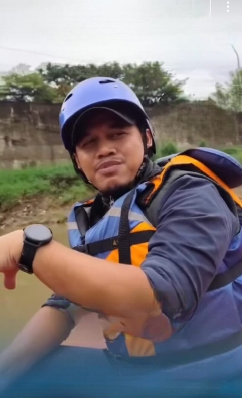 Ketua Komisi II DPRD Kota Bekasi Latu Har Hary di lokasi Tanggul Kali Bekasi. (Jennus)