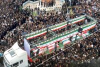 Warga berkumpul untuk upacara pemakaman massal bagi 165 siswi yang tewas dalam serangan AS-Israel terhadap sebuah sekolah putri di Minab, Hormozgan, Iran. (Xinhua/Mehr News Agency)