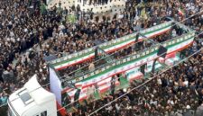 Warga berkumpul untuk upacara pemakaman massal bagi 165 siswi yang tewas dalam serangan AS-Israel terhadap sebuah sekolah putri di Minab, Hormozgan, Iran. (Xinhua/Mehr News Agency)