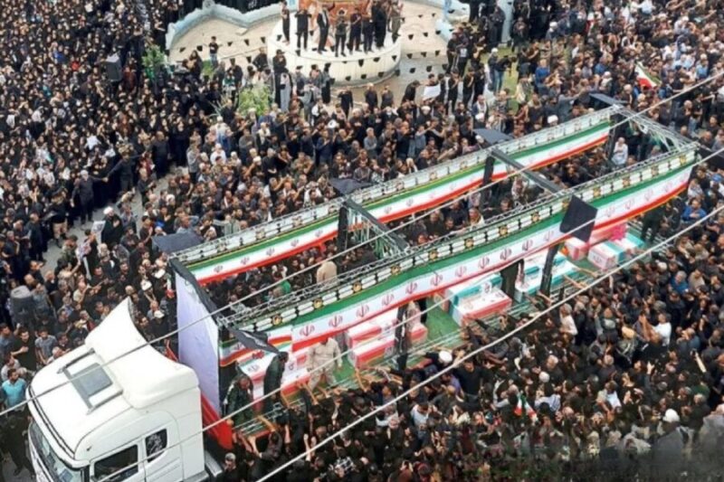 Warga berkumpul untuk upacara pemakaman massal bagi 165 siswi yang tewas dalam serangan AS-Israel terhadap sebuah sekolah putri di Minab, Hormozgan, Iran. (Xinhua/Mehr News Agency)