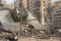 Serangan udara Israel menghantam Beirut Selatan, menyisakan puing-puing dan ratusan korban tewas. (Reuters/Claudia Greco)